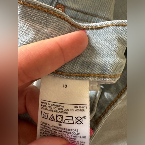 New condition woman’s old navy jeans - 2 pairs (18) - Picture 8 of 8
